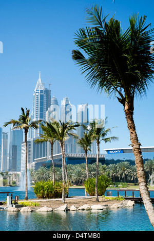 Bürogebäude und landschaftlich gestalteten Park und See in Dubai Internet City in Vereinigte Arabische Emirate VAE Stockfoto