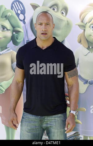 US-Schauspieler Dwayne? Der Rock? Johnson kommt bei der Premiere des Films? Planet 51? im Mann Village Theater in Los Angeles, CA, USA, 15. November 2009. ? Planet 51? ist eine animierte alien Abenteuer-Komödie. Foto: Hubert Boesl Stockfoto