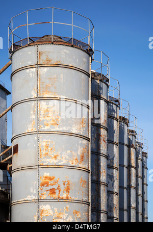 Verrostete grau hoch Tanks auf der alten Fabrik Stockfoto