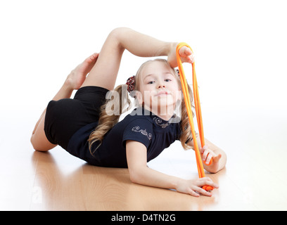 junges Mädchen Turnen auf weißem Hintergrund Stockfoto