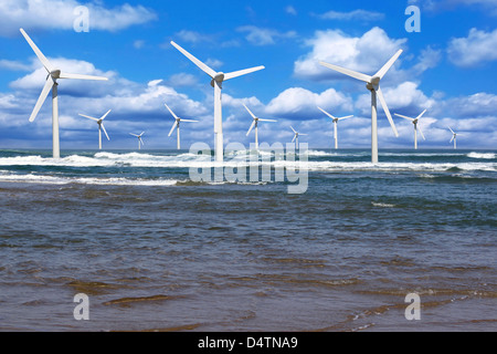 einige Offshore-Wind-Linie am Horizont am bewölkten Himmelshintergrund Stockfoto