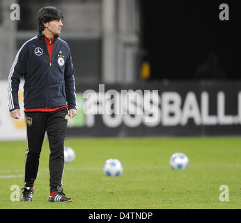 Deutsche Trainer Joachim Löw während einer Trainingseinheit von der deutschen Fußball-Nationalmannschaft in Düsseldorf, 17. November 2009 abgebildet. Das deutsche Team wird die Côte d ' Ivoire in einem internationalen Freundschaftsspiel in Gelsenkirchen am 18. November 2009 stellen. Foto: ACHIM SCHEIDEMANN Stockfoto