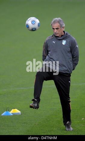 Vahid Halilhodzic, Cheftrainer der Côte d ' Ivoire Fußball-Nationalmannschaft, kickt den Ball während einer Trainingseinheit seines Teams im Stadium der VeltinsArena in Gelsenkirchen, Deutschland, 17. November 2009. Das Team wird Deutschland in einem internationalen Freundschaftsspiel in Gelsenkirchen am 18. November 2009 zu stellen. Foto: Federico Gambarini Stockfoto