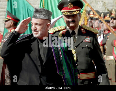 Präsident von Afghanistan, Hamid Karzai Fortschritte vorbei an einer Militärparade in Kabul, Afghanistan, 19. November 2009. Er wurde für seine zweite Amtszeit im Büro in Kabul, Afghanistan eingeweiht. Der deutsche Außenminister Guido Westerwelle nahmen an der Zeremonie, er war für einen kurzen Besuch früh am 19. November in geflogen. Foto: Marcel Mettelsiefen Stockfoto