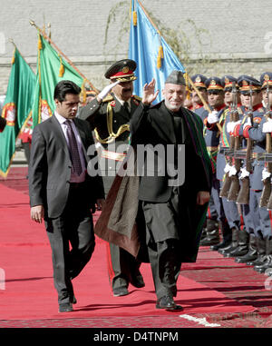 Präsident von Afghanistan, Hamid Karzai Fortschritte vorbei an einer Militärparade in Kabul, Afghanistan, 19. November 2009. Er wurde für seine zweite Amtszeit im Büro in Kabul, Afghanistan eingeweiht. Der deutsche Außenminister Guido Westerwelle nahmen an der Zeremonie, er war für einen kurzen Besuch früh am 19. November in geflogen. Foto: Marcel Mettelsiefen Stockfoto