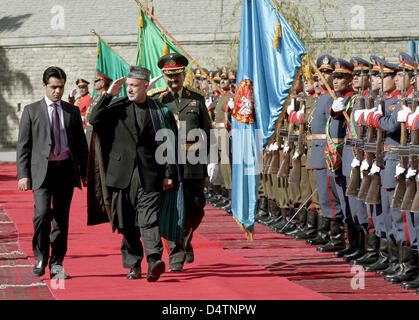 Präsident von Afghanistan, Hamid Karzai Fortschritte vorbei an einer Militärparade in Kabul, Afghanistan, 19. November 2009. Er wurde für seine zweite Amtszeit im Büro in Kabul, Afghanistan eingeweiht. Der deutsche Außenminister Guido Westerwelle nahmen an der Zeremonie, er war für einen kurzen Besuch früh am 19. November in geflogen. Foto: Marcel Mettelsiefen Stockfoto