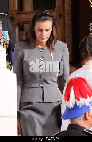 Prinzessin Stephanie von Monaco verlässt die Kathedrale nach der Teilnahme an der jährlichen traditionellen Thanksgiving-Messe im Rahmen von Monaco? s Feierlichkeiten zum Nationalfeiertag in Monte Carlo, Monaco, 19. November 2009. Foto: Albert Nieboer (Niederlande) Stockfoto