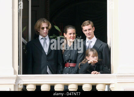 (L-R) Prinzessin Alexandra von Hannover, Pierre Casiraghi und Charlotte Casiraghi, Andrea Casiraghi Lächeln auf einem Balkon während der Armee Parade als Teil von Monaco? s Feierlichkeiten zum Nationalfeiertag in Monte Carlo, Monaco, 19. November 2009. Foto: Albert Nieboer (Niederlande) Stockfoto