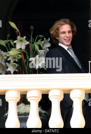 Andrea Casiraghi lächelt auf einem Balkon während der Armee Parade als Teil von Monaco? s Feierlichkeiten zum Nationalfeiertag in Monte Carlo, Monaco, 19. November 2009. Foto: Albert Nieboer (Niederlande) Stockfoto