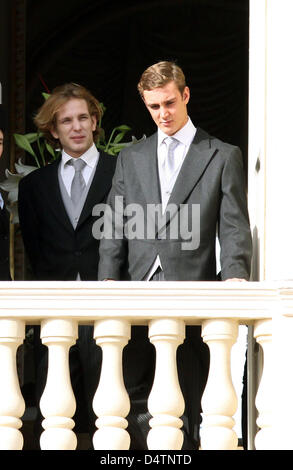 Andrea (L) und Pierre Casiraghi Lächeln auf einem Balkon während der Armee Parade als Teil von Monaco? s Feierlichkeiten zum Nationalfeiertag in Monte Carlo, Monaco, 19. November 2009. Foto: Albert Nieboer (Niederlande) Stockfoto