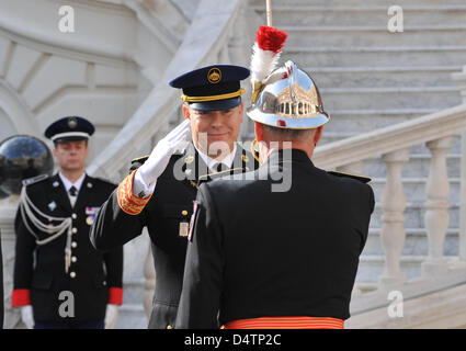 Fürst Albert II. von Monaco (C) nimmt an einer Zeremonie im Rahmen von Monaco? s Feierlichkeiten zum Nationalfeiertag in Monte Carlo, Monaco, 19. November 2009. Foto: Albert Nieboer (Niederlande) Stockfoto