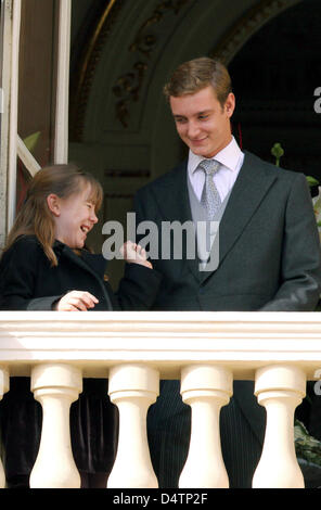 Pierre Casiraghi (R) und Prinzessin Alexandra von Hannover (L) Lächeln auf einem Balkon während der Armee Parade als Teil von Monaco? s Feierlichkeiten zum Nationalfeiertag in Monte Carlo, Monaco, 19. November 2009. Foto: Albert Nieboer (Niederlande) Stockfoto