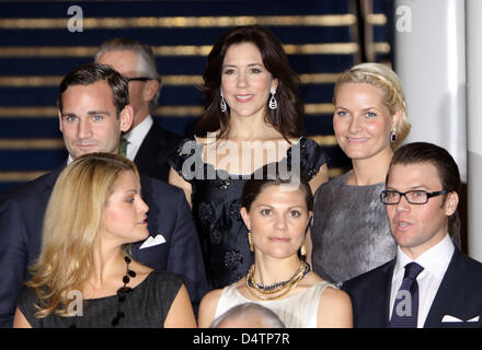 Jonas Bergstrom (Hintergrund l-R), Kronprinzessin Mary von Dänemark, Kronprinzessin Mette-Marit von Norwegen, Prinzessin Madeleine von Schweden (front l-R), Kronprinzessin Victoria von Schweden und Daniel Westling besuchen das Konzert zum 20. Jahrestag der UN-Kind Recht Konvention am Berwaldhallen in Stockholm, Schweden, 19. November 2009 feiern. Foto: Patrick van Katwijk Stockfoto