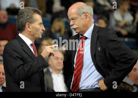 Günther Oettinger (L), Ministerpräsident des Landes Baden-Württemberg und Mercedes CEO Dieter Zetsche reden auf der 25. International Stuttgart German Masters Pferd Show in Stuttgart, Deutschland, 22. November 2009. Foto: RONALD WITTEK Stockfoto