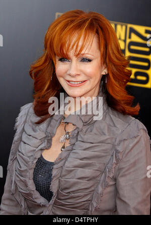 US-Country-Sängerin Reba McEntire kommt für den American Music Awards 2009 im Nokia Theatre in Los Angeles, CA, USA, 23. November 2009. Foto: Hubert Boesl Stockfoto