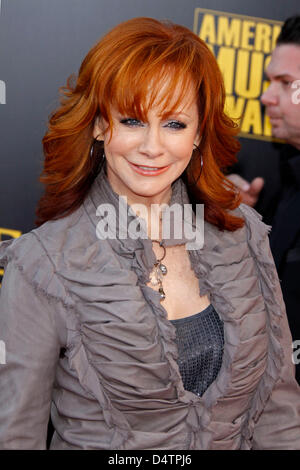 US-Country-Sängerin Reba McEntire kommt für den American Music Awards 2009 im Nokia Theatre in Los Angeles, CA, USA, 23. November 2009. Foto: Hubert Boesl Stockfoto