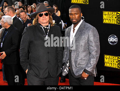 Schauspieler Val Kilmer (L) und Rapper 50 Cent kommen bei den American Music Awards 2009 im Nokia Theatre in Los Angeles, USA, 23. November 2009. Foto: Hubert Boesl Stockfoto