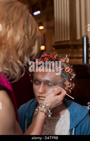 Montag, 18 März, 2013 Blackpool, Lancashire, UK. Emily Lamming von Grimsby, 18 Jahre alt, ein Modell, in Haar Rollen, auf der Hair & Beauty, North West finals Friseursalons Wettbewerb, im Empress Ballroom, Winter Gärten, Blackpool statt. Stockfoto