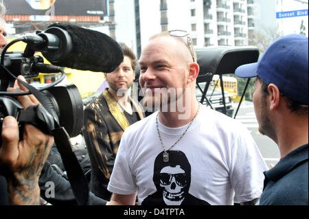 West Hollywood, Kalifornien, USA. 18. März 2013.  Musiker-IVAN L. MOODY, Gesang für die Heavy Metalband, Five Finger Death Punch, Ankunft in der Whisky A Go Go für den Rockstar Energy Drink Mayhem Festival 2013 Pressekonferenz, Sunset Strip, West Hollywood, Kalifornien, USA. Kredit-Bild: Scott Mitchell/ZUMA Press/Alamy Live news Stockfoto