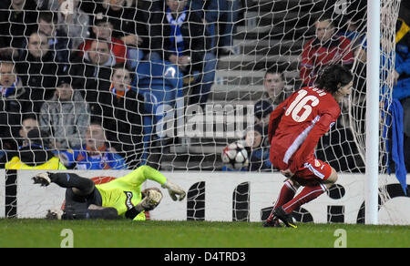 Stuttgart? s Sebastian Rudy (R) punktet das 1: 0 gegen Glasgow? s Torwart Allan McGregor während der Champions-League-Gruppenspiel zwischen Schotten Glasgow Rangers und deutsche Bundesliga Verein VfB Stuttgart im Ibrox Stadium in Glasgow, Schottland, 24. November 2009. Stuttgart besiegt Glasgow 2: 0. Foto: Ronald Wittek Stockfoto