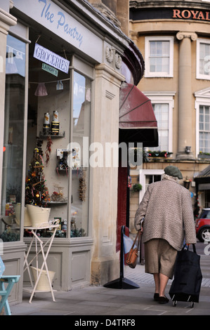 Eine pensionierte Dame Einkaufen in Bath Dorchester Street UK Stockfoto