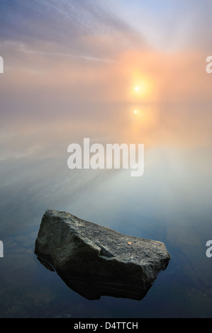 Morgendämmerung über See Finnsjön, Mölnlycke, Schweden, Europa Stockfoto