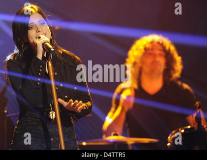 Deutsche Rock-Band Silbermond mit Sängerin Stefanie Kloss (L) führen bei der Bambi 2009 Award Gala in Potsdam, Deutschland, 26. November 2009. Die Bambi-Verleihung werden jährlich von Hubert Burda Media, in diesem Jahr vergeben? s Bambi ist die 61. Ausgabe. Es ist die älteste und wichtigste Medienpreis Deutschlands. Foto: Soeren Stache Stockfoto