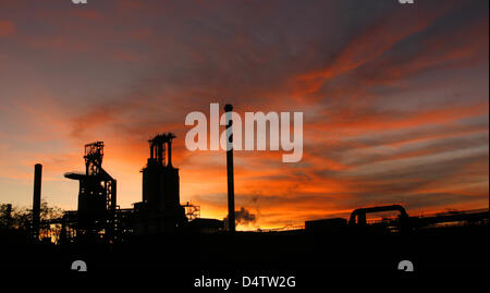 Sonnenuntergang hinter zwei Hochöfen in Duisburg, Deutschland, 20. November 2009. Deutsche Stahl Riesen ThyssenKrupp präsentiert ist am schlechtesten Geschäftsjahr in der Gesellschaft? s Geschichte während einer Pressekonferenz am 27. November 2009 in Essen, Deutschland. Ergebnis vor Steuern Verlust war 2,3 Milliarden Euro ausgewiesen. Foto: Roland Weihrauch Stockfoto