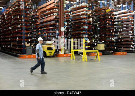 Arbeitnehmer, die zu Fuß in Metall-Anlage Stockfoto