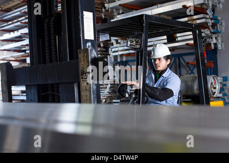 Arbeiter fahren Gabelstapler in Metall-Anlage Stockfoto