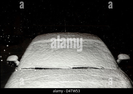 Schneebedeckte Auto in Einfahrt Stockfoto