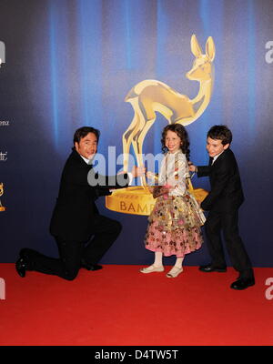 Deutscher Schauspieler und Regisseur Michael? Bully? Herbig (L) und junge Schauspieler, Jonas Haemmerle (R) und Mercedes Jadea Diaz (R) kommen für die Bambi 2009 Award Gala in Potsdam, Deutschland, 26. November 2009. Die Bambi-Verleihung werden jährlich von Hubert Burda Media vergeben Thios Jahr? s Bambi ist die 61. Ausgabe. Es ist die älteste und wichtigste Medienpreis Deutschlands. Foto: Jens Kalaene Stockfoto