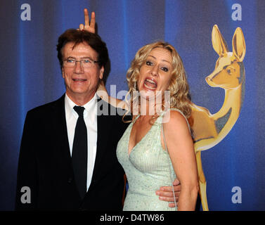 Deutsche Schauspieler Jürgen Prochnow (L) und seine Freundin Birgit Stein kommen für die Bambi 2009 Award Gala in Potsdam, Deutschland, 26. November 2009. Die Bambi-Verleihung werden jährlich von Hubert Burda Media vergeben, Thios Jahr Bambi ist die 61. Ausgabe. Es ist die älteste und wichtigste Medienpreis Deutschlands. Foto: Jens Kalaene Stockfoto