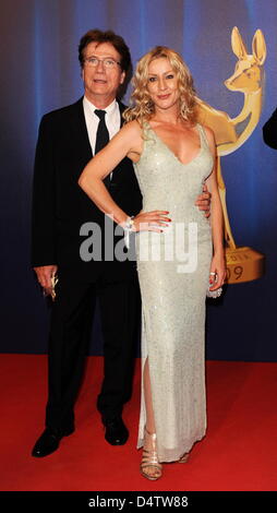 Deutsche Schauspieler Jürgen Prochnow (L) und seine Freundin Birgit Stein kommen für die Bambi 2009 Award Gala in Potsdam, Deutschland, 26. November 2009. Die Bambi-Verleihung werden jährlich von Hubert Burda Media vergeben, Thios Jahr Bambi ist die 61. Ausgabe. Es ist die älteste und wichtigste Medienpreis Deutschlands. Foto: Jens Kalaene Stockfoto