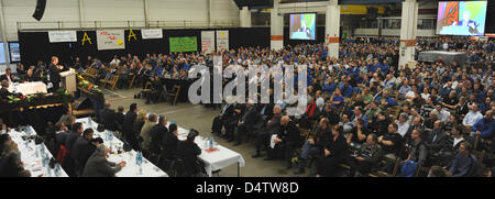 Unteren sächsischen Ministerpräsidenten Christian Wulff hält eine Rede auf rund 3.000 Mitarbeiter von Volkswagen (VW) während eines Treffens der Werke in Braunschweig, 26. November 2009. Wulff betonte die Bedeutung der Mitarbeiterbeteiligung für VW. Foto: Holger Hollemann Stockfoto