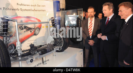 Unteren sächsischen Ministerpräsidenten Christian Wulff hält eine Rede auf rund 3.000 Mitarbeiter von Volkswagen (VW) während eines Treffens der Werke in Braunschweig, 26. November 2009. Wulff betonte die Bedeutung der Mitarbeiterbeteiligung für VW. Foto: Holger Hollemann Stockfoto