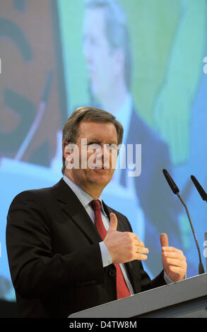 Unteren sächsischen Ministerpräsidenten Christian Wulff hält eine Rede auf rund 3.000 Mitarbeiter von Volkswagen (VW) während eines Treffens der Werke in Braunschweig, 26. November 2009. Wulff betonte die Bedeutung der Mitarbeiterbeteiligung für VW. Foto: Holger Hollemann Stockfoto