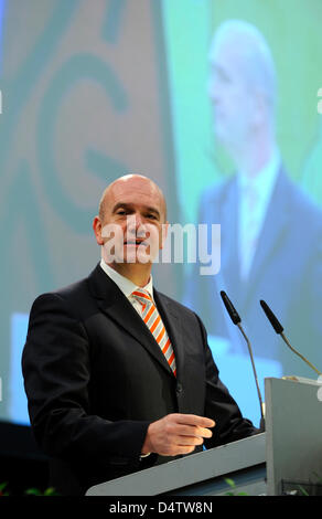 Bernd Osterloh, Leiter des Volswagen (VW) gemeinsame Betriebsrat, hält eine Rede auf rund 3.000 Mitarbeiter von Volkswagen (VW) während eines Treffens der Werke in Braunschweig, 26. November 2009. Wulff betonte die Bedeutung der Mitarbeiterbeteiligung für VW. Foto: Holger Hollemann Stockfoto