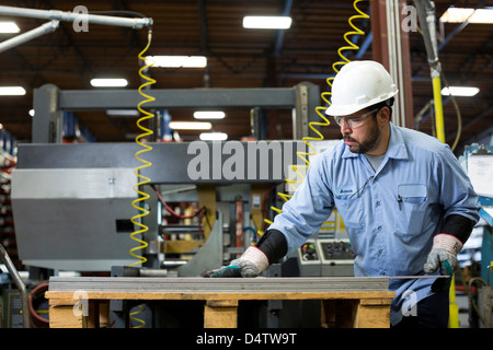 Arbeiter, die Untersuchung Produkts in Metall-Anlage Stockfoto