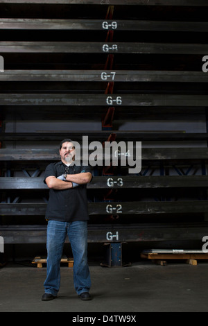 Arbeiter in Metall Werk stehen Stockfoto