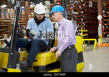 Arbeitnehmer und Unternehmer in Metall-Anlage Stockfoto