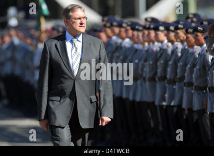 (DATEI) Ein Datei-Bild datiert 9. September 2009 dann Bundesminister der Verteidigung, deutscher Minister für Arbeit Franz Josef Jung bei einem Besuch in einer Brigade in Donaueschingen, Germany.Germany. Laut Bundesregierung Sprecher Wilhelm soll Herrn Jung am 27. November 2009 sein Amt niederlegen. Foto: PATRICK SEEGER Stockfoto