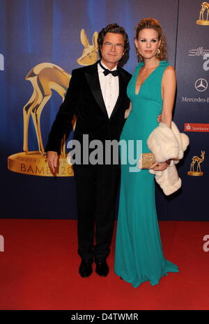 Herausgeber Florian Langenscheidt und seine Freundin Miriam Friedrich kommen für die Bambi 2009 Award Gala in Potsdam, Deutschland, 26. November 2009. Die Bambi-Verleihung werden jährlich von Hubert Burda Media, in diesem Jahr vergeben? s Bambi ist die 61. Ausgabe. Es ist die älteste und wichtigste Medienpreis Deutschlands. Foto: Jens Kalaene Stockfoto