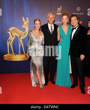 TV-Nachrichten-Moderatoren Marietta Slomka und ihr Ehemann Christof Lang (paar L) und Herausgeber Florian Langenscheidt und seine Freundin Miriam Friedrich (paar R) kommen für die Bambi 2009 Award Gala in Potsdam, Deutschland, 26. November 2009. Die Bambi-Verleihung werden jährlich von Hubert Burda Media, in diesem Jahr vergeben? s Bambi ist die 61. Ausgabe. Es ist die älteste und wichtigste Medienpreis Stockfoto