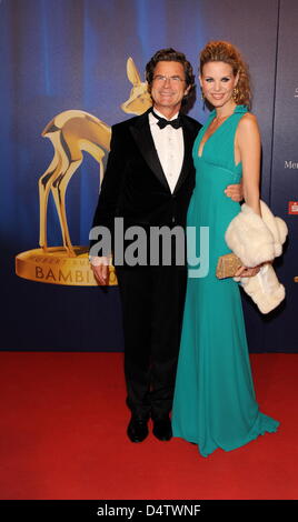 Herausgeber Florian Langenscheidt und seine Freundin Miriam Friedrich kommen für die Bambi 2009 Award Gala in Potsdam, Deutschland, 26. November 2009. Die Bambi-Verleihung werden jährlich von Hubert Burda Media, in diesem Jahr vergeben? s Bambi ist die 61. Ausgabe. Es ist die älteste und wichtigste Medienpreis Deutschlands. Foto: Jens Kalaene Stockfoto