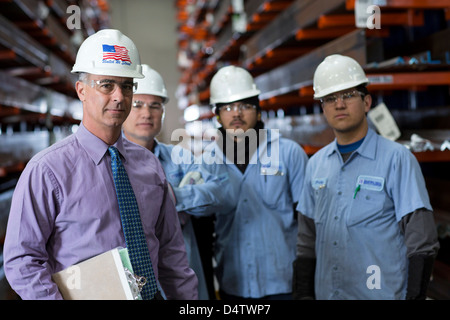 Arbeitnehmer und Unternehmer in Metall-Anlage Stockfoto