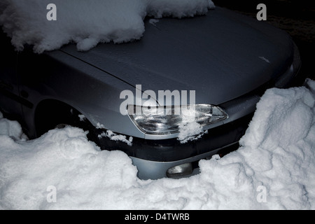 Auto im Schnee begraben Stockfoto