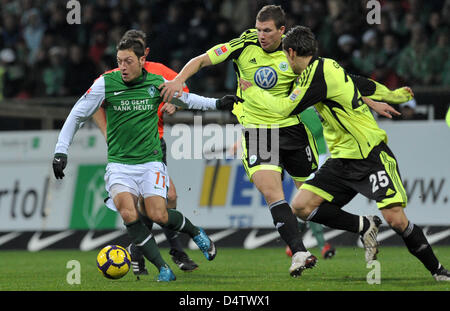 Bremens Mesut Özil (L) kämpfen um den Ball mit Edin Dzeko (C) und Christian Gentner Wolfsburg während der Fußball-Bundesliga Spiel Werder Bremen gegen VfL Wolfsburg am Weserstadium in Bremen, Deutschland, 28. November 2009. Foto: CARMEN JASPERSEN (Achtung: Zeitraum blockieren! Die DFL ermöglicht die weitere Nutzung der Bilder im IPTV, mobile Dienste und anderen neuen Technologien nur Stockfoto