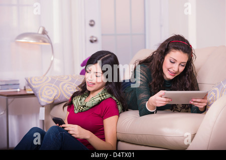 Teenager Mädchen im Wohnzimmer entspannen Stockfoto