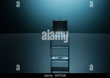 Glasflasche klare Flüssigkeit Stockfoto